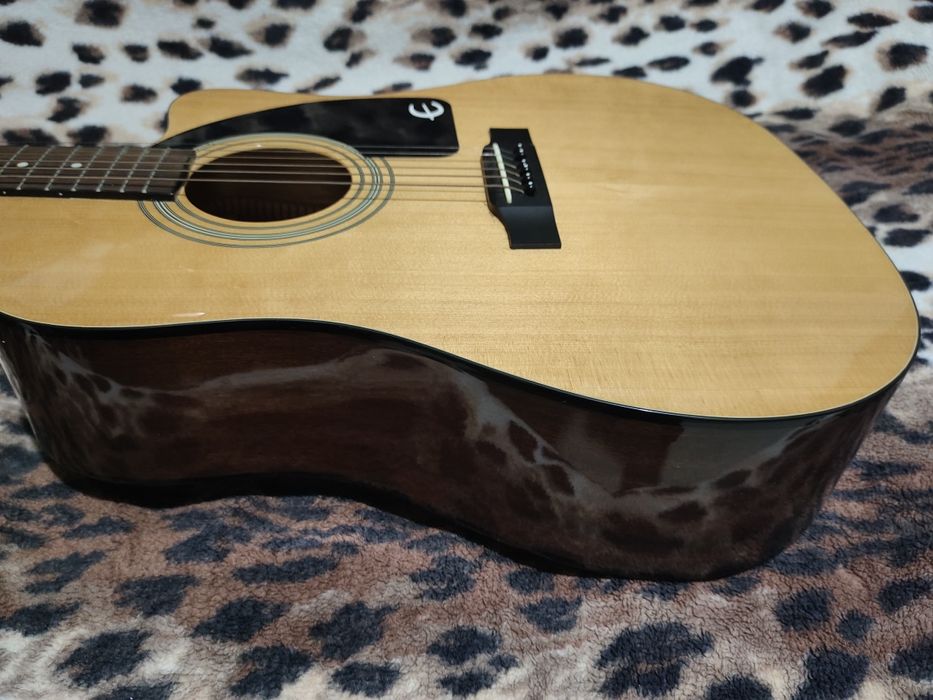 Продам акустическую гитару