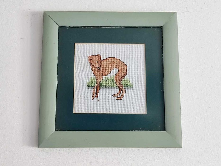 Quadro de cão galgo a ponto cruz
