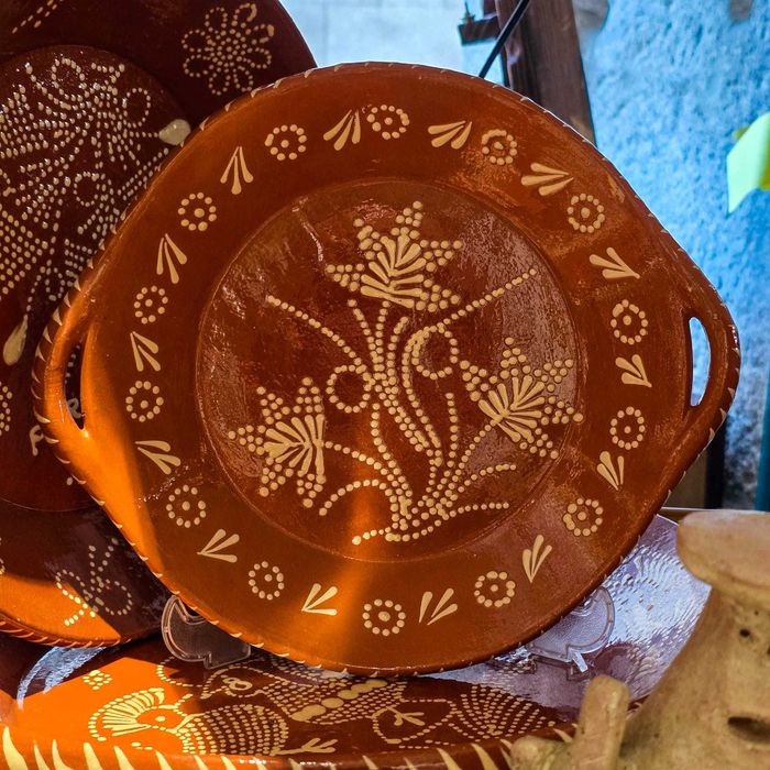 Travessa Barro Vidrado Decorada à Mão com Asas – Cerâmica Popular Portuguesa – 28 cm