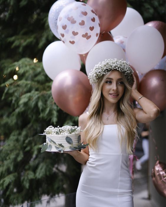 Однотонна мінісукня