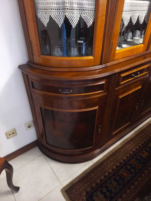 Cristaleira / Aparador em Madeira Maciça – Estilo Clássico