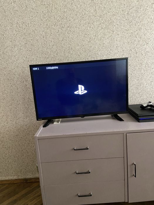 PS 4 pro 1 tb продаю