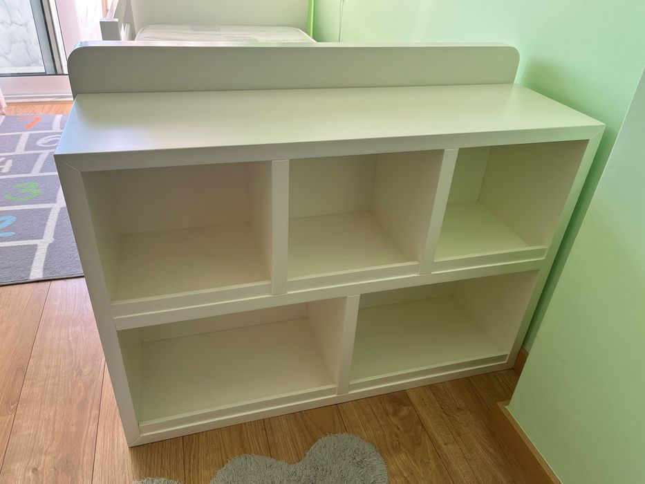 Cama, colchão e cabeceira/livreiro Flybaby como nova