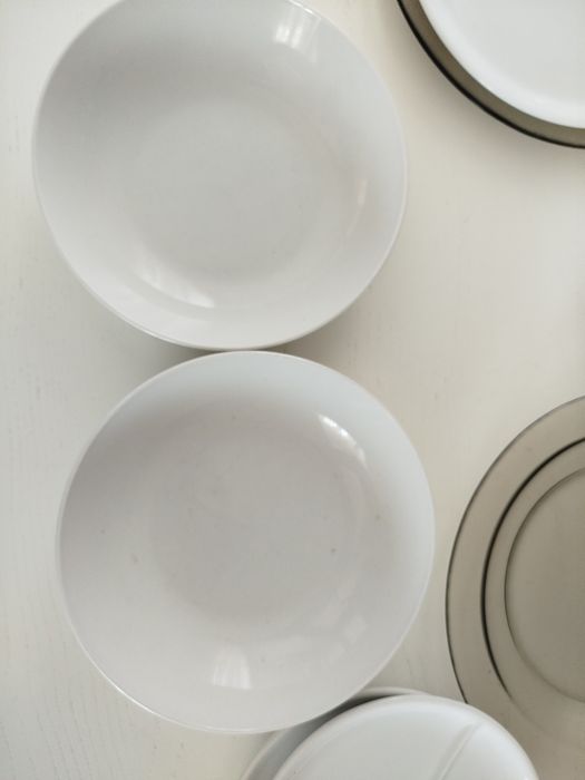 Набір посуду (тарілки , горнятка,ложки,вилки