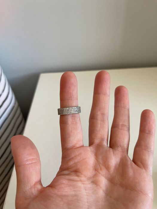 Vende-se Anel Carilor