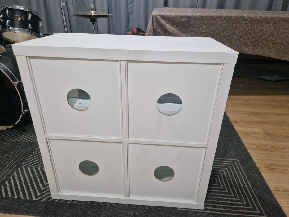 Estante Kallax com portas e prateleiras de vidro