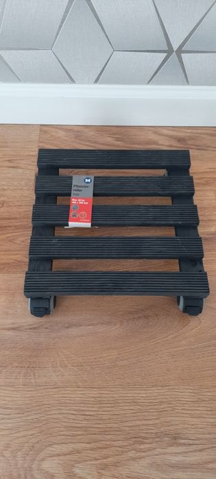 Drewniana podstawka stojak pod doniczkę kwiatek podest na kółkach