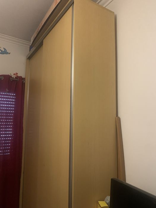 Roupeiro alto com muita arrumação