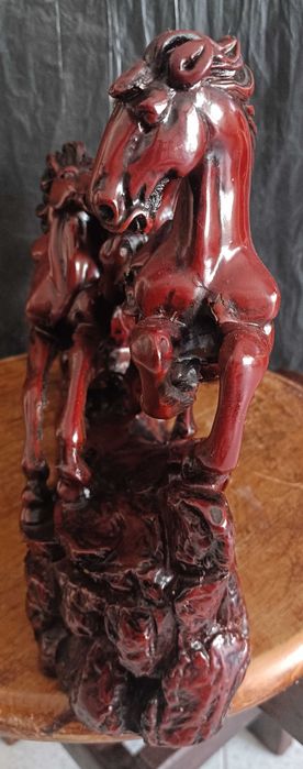 Estatueta escultura marfinite pesada cavalos