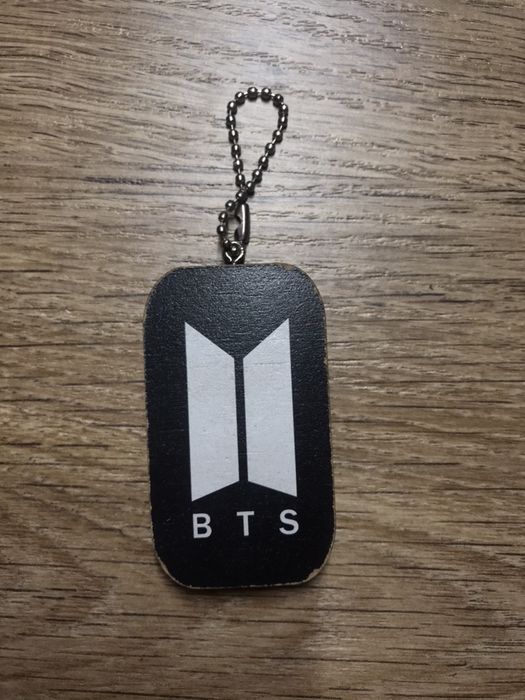 Брелоки BTS різні
