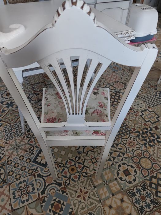 Cadeira vintage. Pintada em decapê.