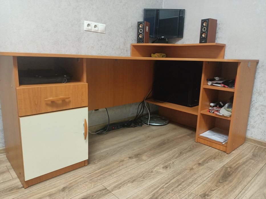 Кутовий письмовий стіл