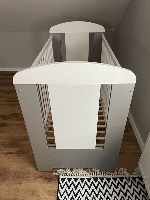 Łóżeczko szaro-biale, plus materac