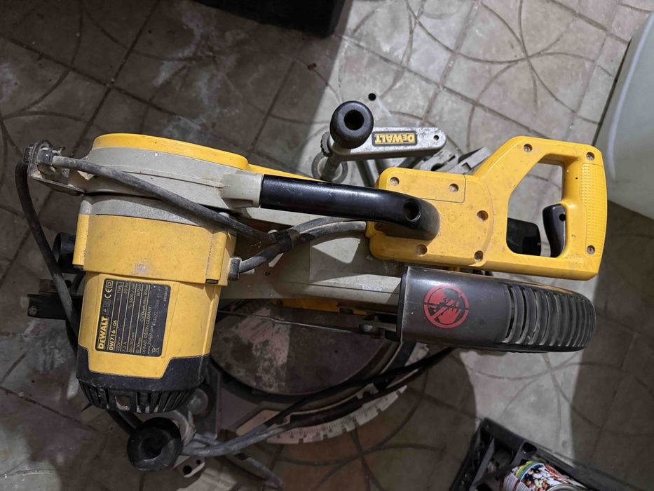 Торцовочная пила с двойным наклоном DeWalt DW716