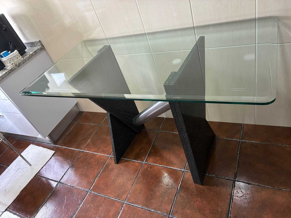 Mesa em Pedra Natural e vidro temperado