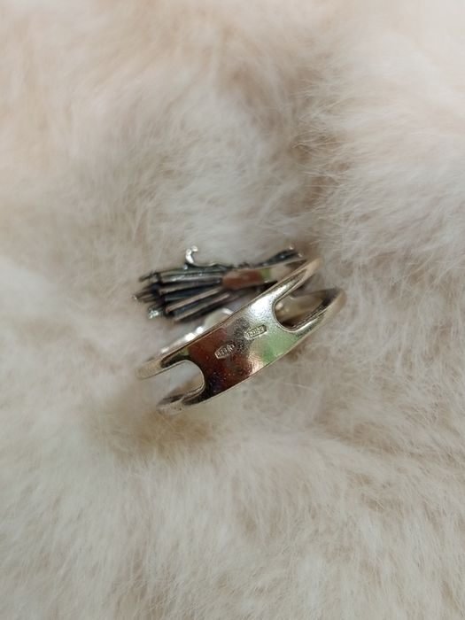 Срібне кільце мітла