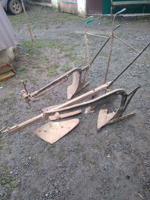 Продам 2 плуга кінних 1 підгортач кінний іі 3 борони