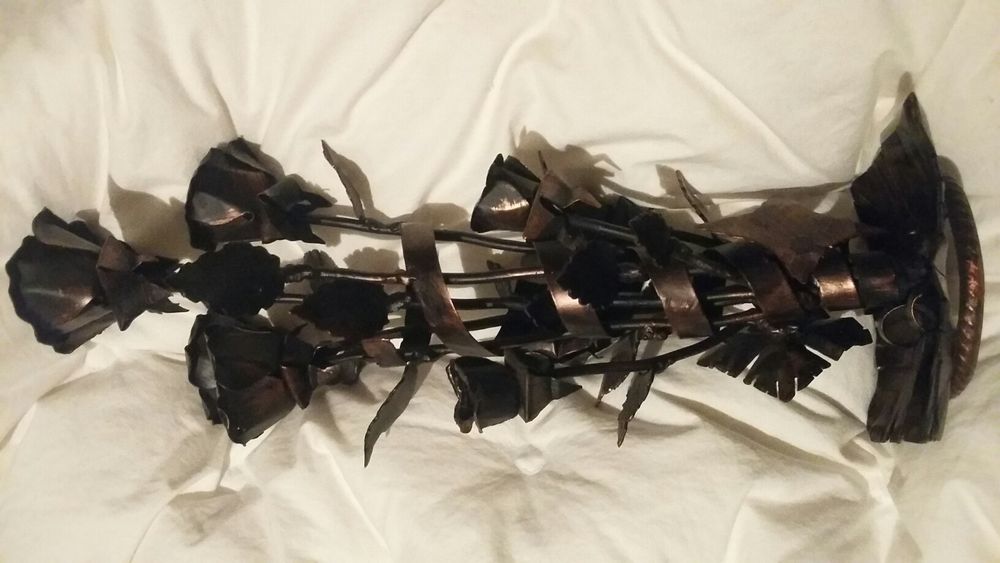 Металева підставка з трояндами