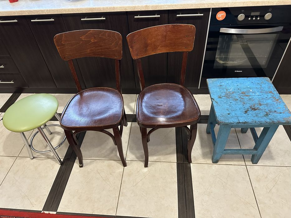 Різні стільці ( деревʼяні, залізні)