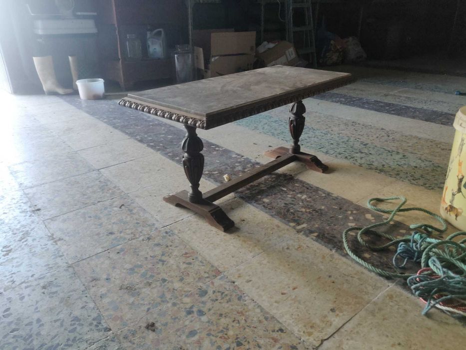 Mesa de madeira com pedra