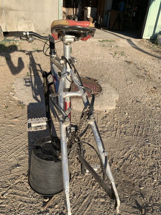Vendo bicicleta de btt a precisar de reparações .