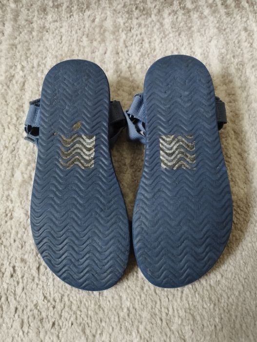 Granatowe sandały Levis cadys 40