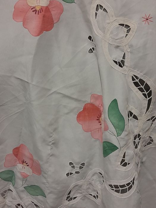 Toalha bordada em linho para mesa