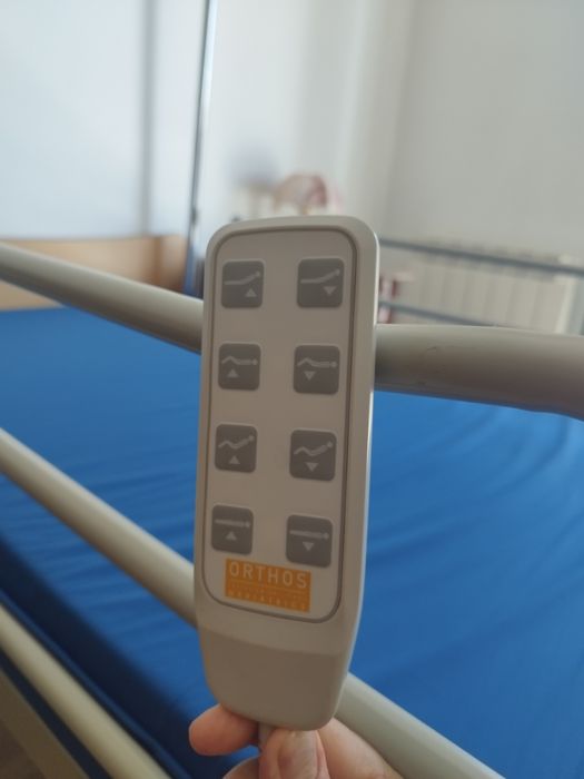 Cama articulada elétrica e elevatória com comando