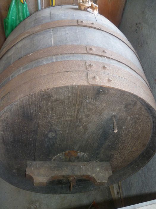 Pipa de 500 litros em madeira dos anos 70 antiga com arcos de ferro