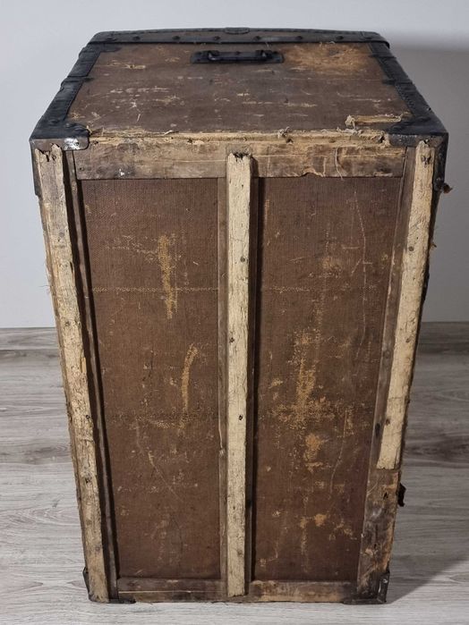Stary francuski kufer podróżny – ok. 1900–1930, drewno i metal