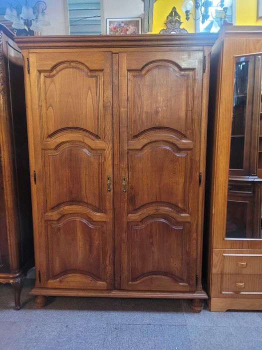 Roupeiro de duas portas em madeira maciça - Bom estado geral