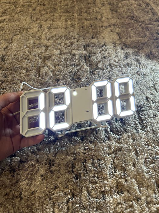 Електронний годинник  з LED освітленням