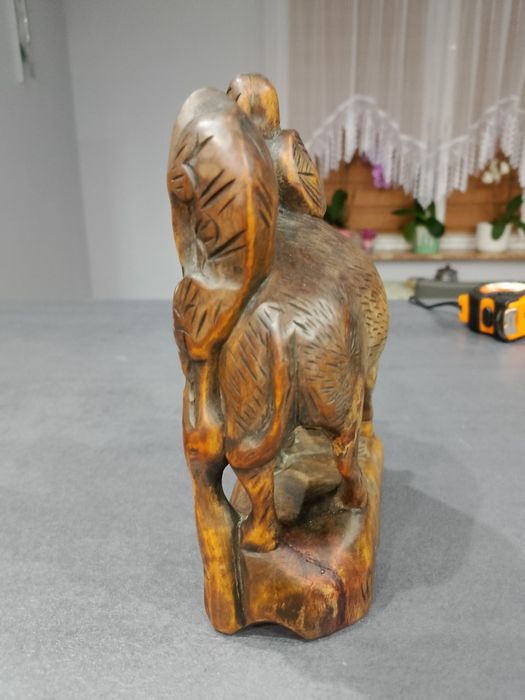 Stara,azjatycka rzeźba z twardego, ciężkiego drewna.
