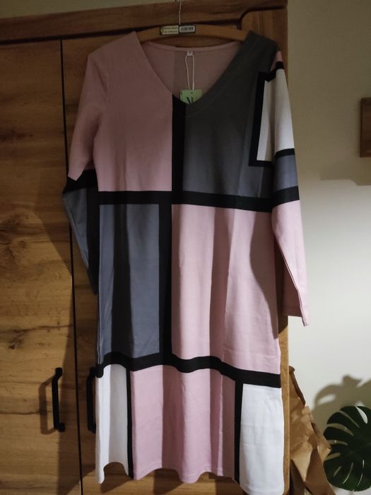 Sukienka z długim rękawem.