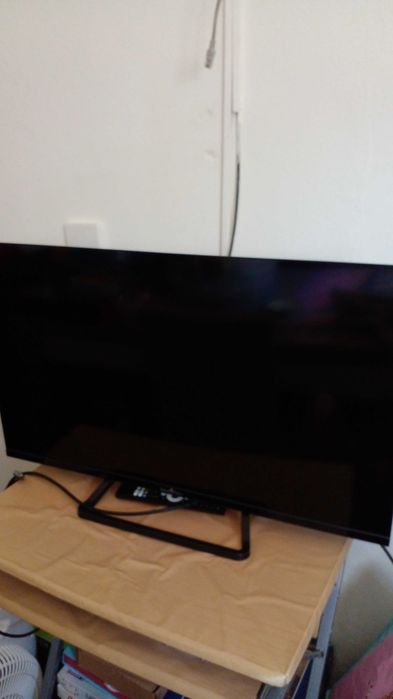 Uma uma smart tv com  tdt com 32 polegadas