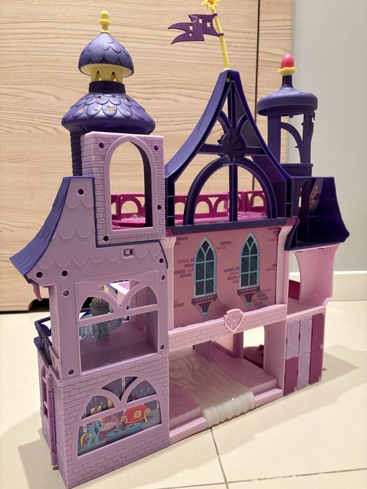 My Little Pony, Magiczna szkoła przyjaźni, zamek