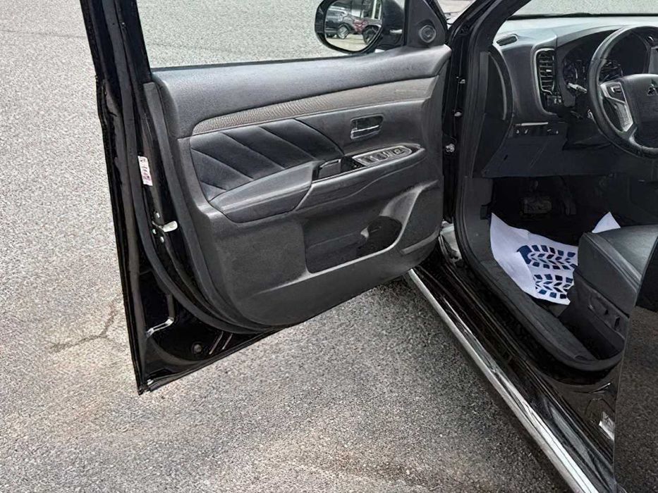 Mitsubishi Outlander Hybrid      2022