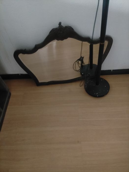 Vários moveis e espelho