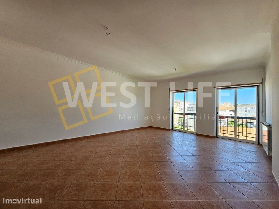 Apartamento T2 com varanda e excelente estado de conservação - Vend... — Venda Do Pinheiro E Santo Estêvão Das Galés, Lisboa