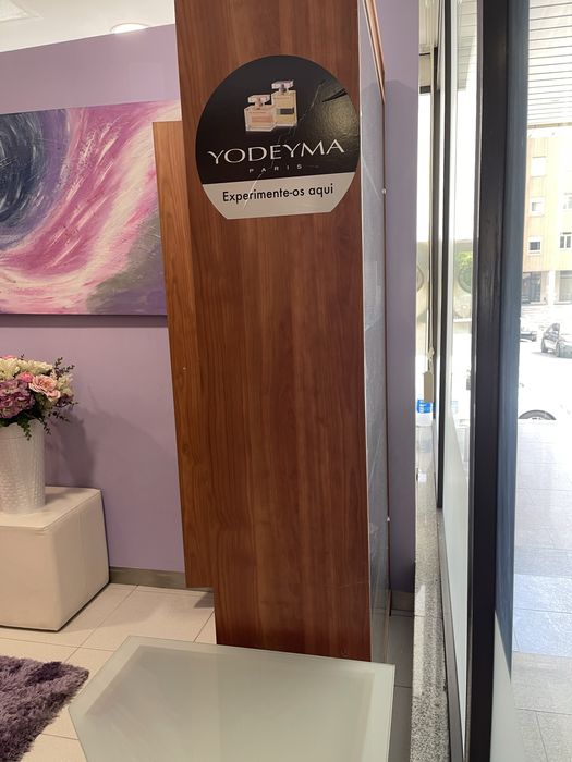 Armario com montra em vidro