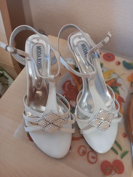 Босоножки на 36-37р білі,  туфлі жовті шкіра