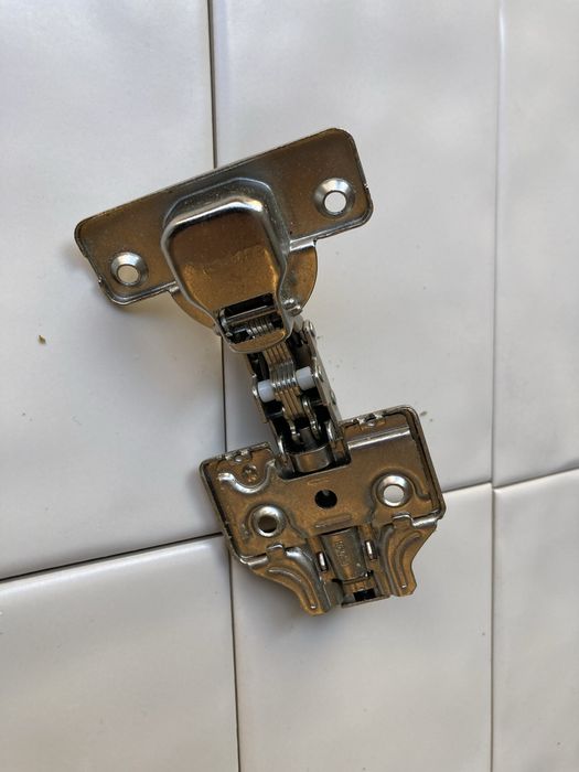Dobradiça em inox para móveis