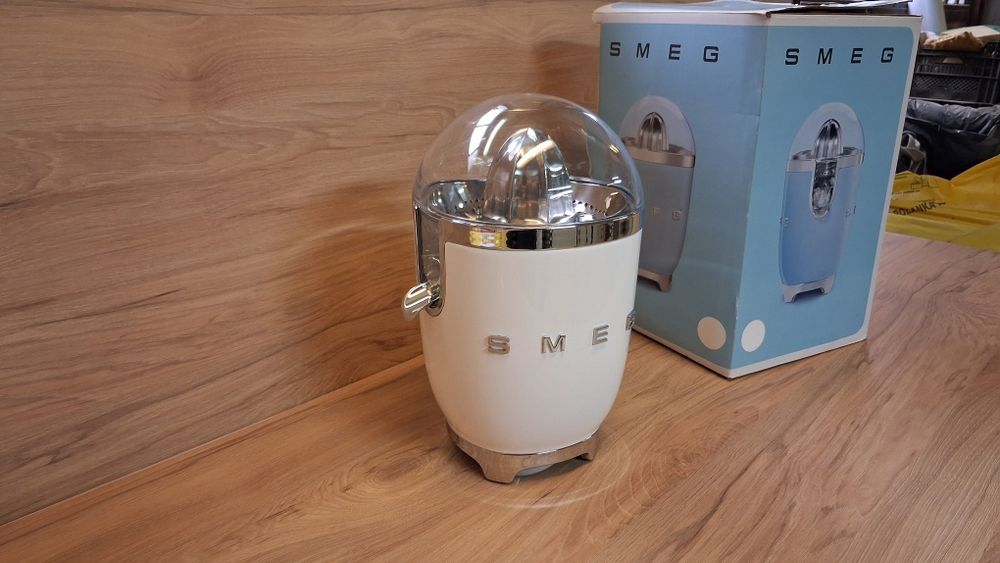 Sprzedam elegancką wyciskarkę do cytrusów SMEG CJF01, kolor biały, seria 50’s Style.