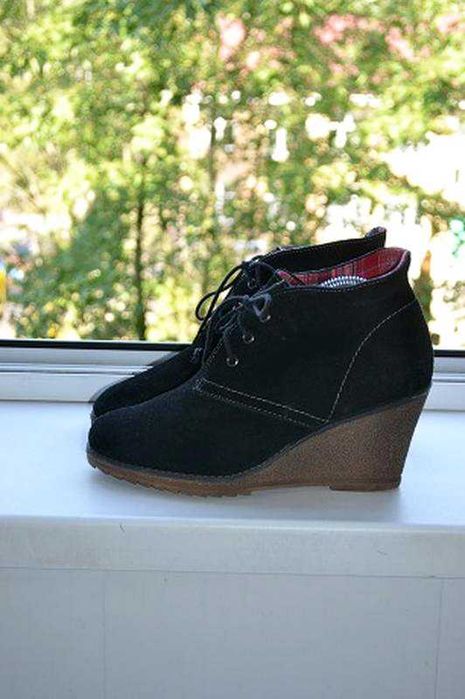 Замшеві черевики ботільйони на танкетці ТМ 'Tamaris' р-р 40 (25,8 см)