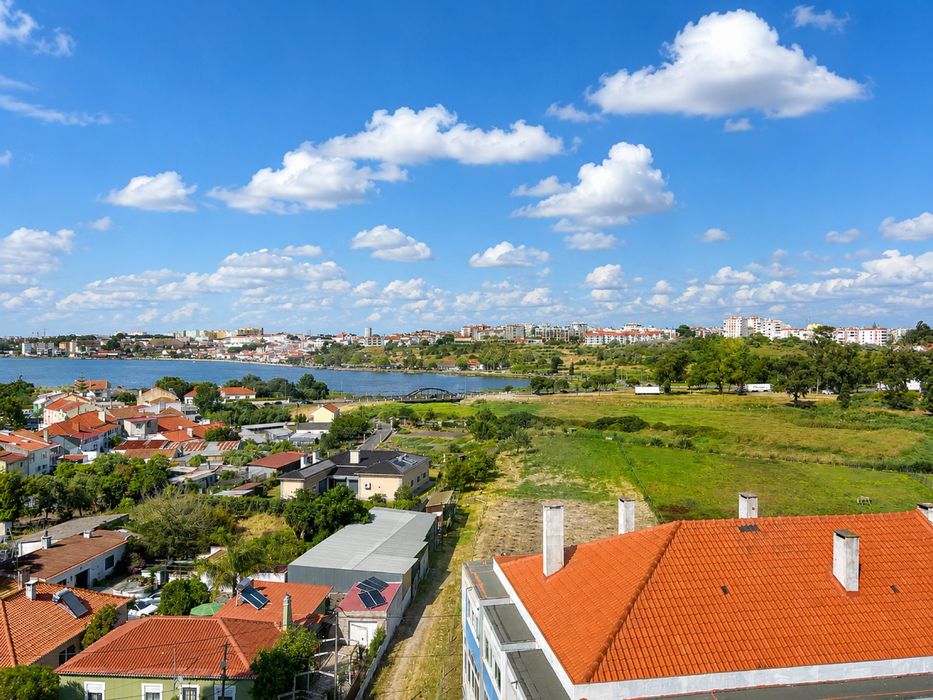 T2 totalmente renovado - Vista Baía do Seixal