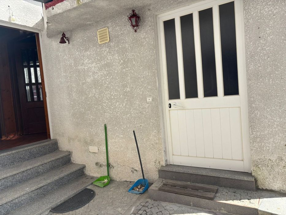 Anexo !com 2 quartos e 1 casa de banho