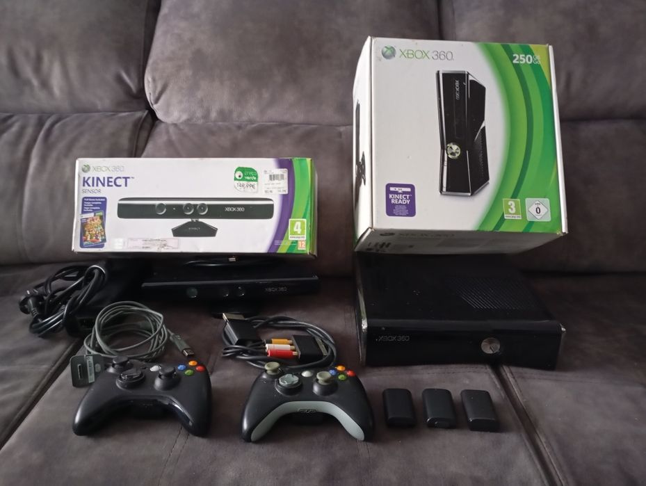 Xbox 360 (com avaria) com 2 comandos, Kinect e vários jogos