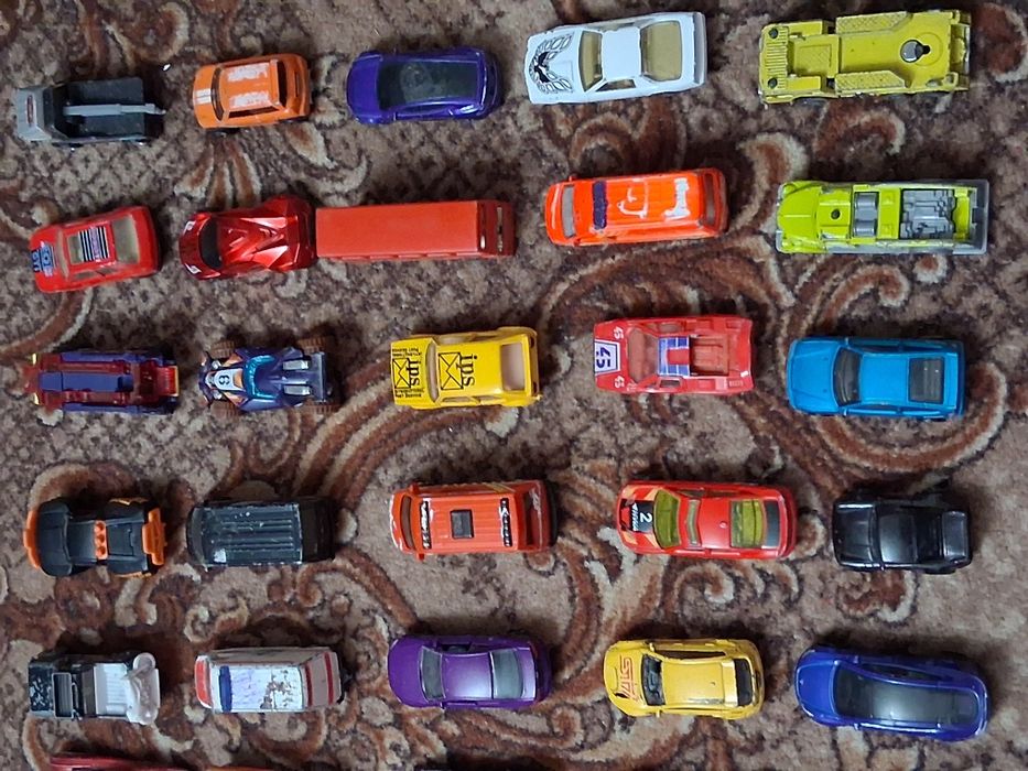 Машинки хотвілс..