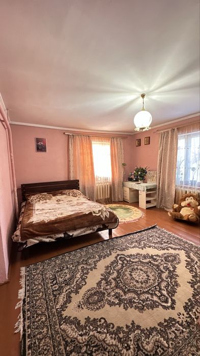 Добротний теплий будинок для життя біля лісу та річки