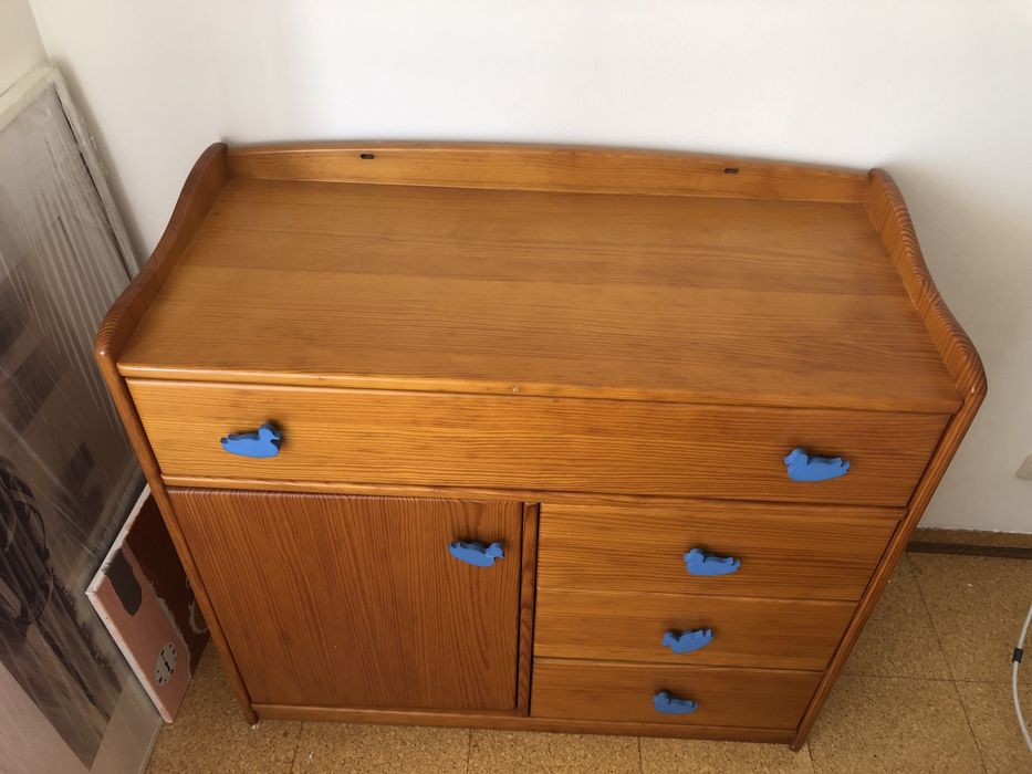 Vendo comoda para quarto de criança/jovem, em pinho mel